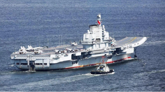 美军舰南海与辽宁舰相遇，美指挥官翘二郎腿很悠哉，为何没见055