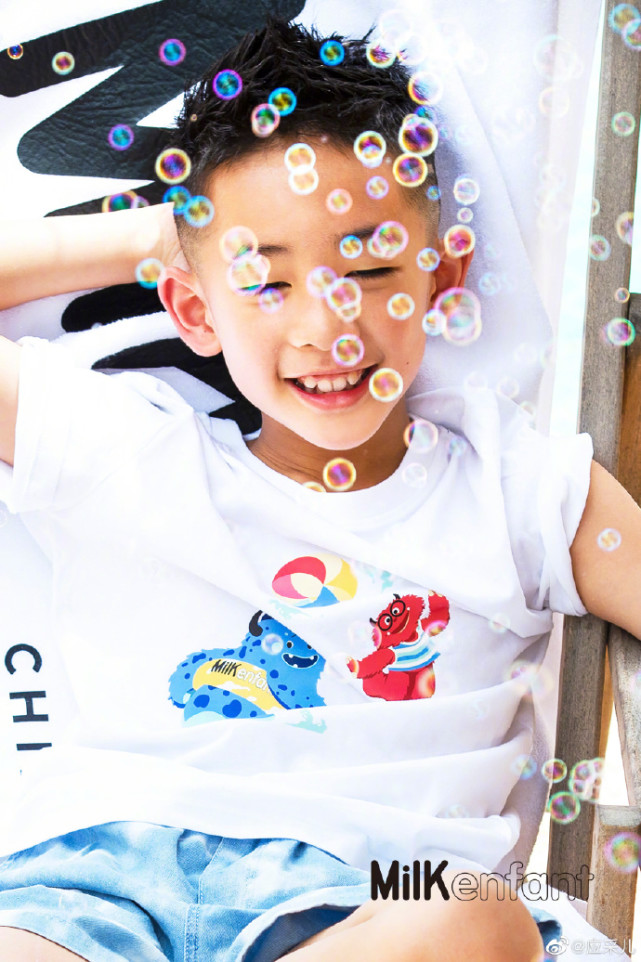 应采儿陪儿子拍大片，亲自指导还跪地帮整理衣服，Jasper乖巧配合