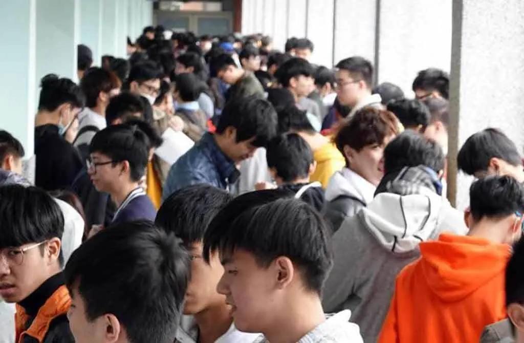 18歲�成年�，民進黨著急�修法�為哪般？