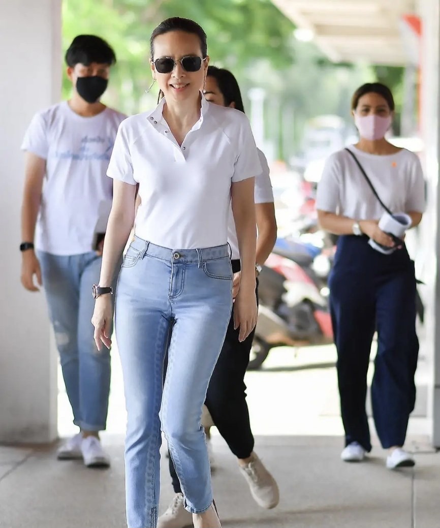 泰国名媛伍伦盼太有魅力，54岁保养如少女，难怪