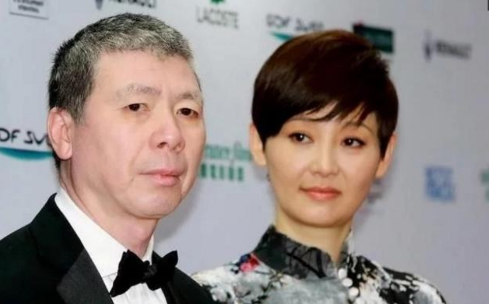 冯小刚：抛弃结婚15年的原配，40岁娶小10岁徐帆
