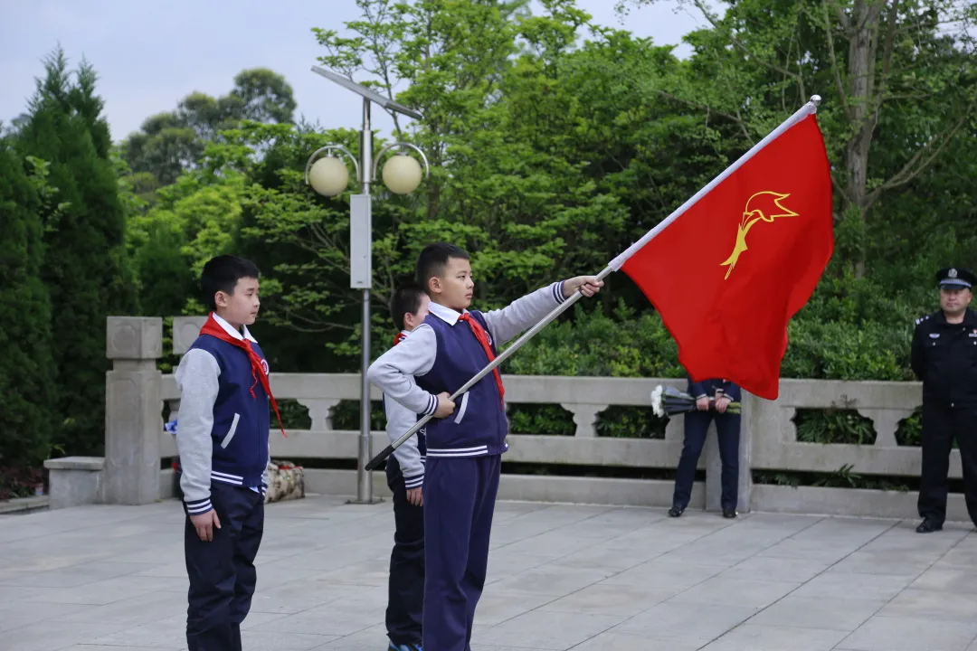 缅怀革命先烈传承红色基因丨天府新区华阳小学清明节开展祭扫活动