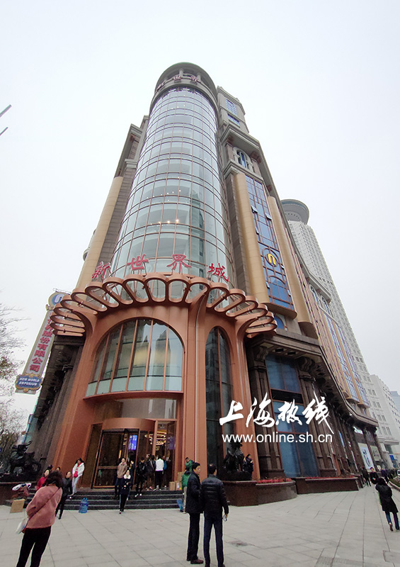 他为人们展现了个新世界 上海新世界商城重新开业 市民涌入购物
