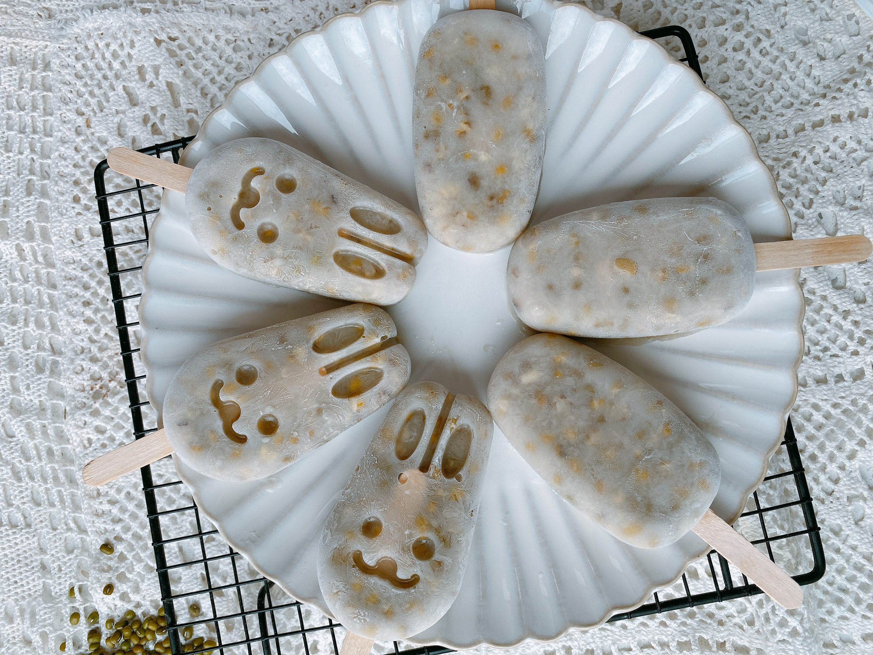 冰凉解暑的绿豆雪糕，自己在家做，香甜细腻无冰碴，小时候的味道