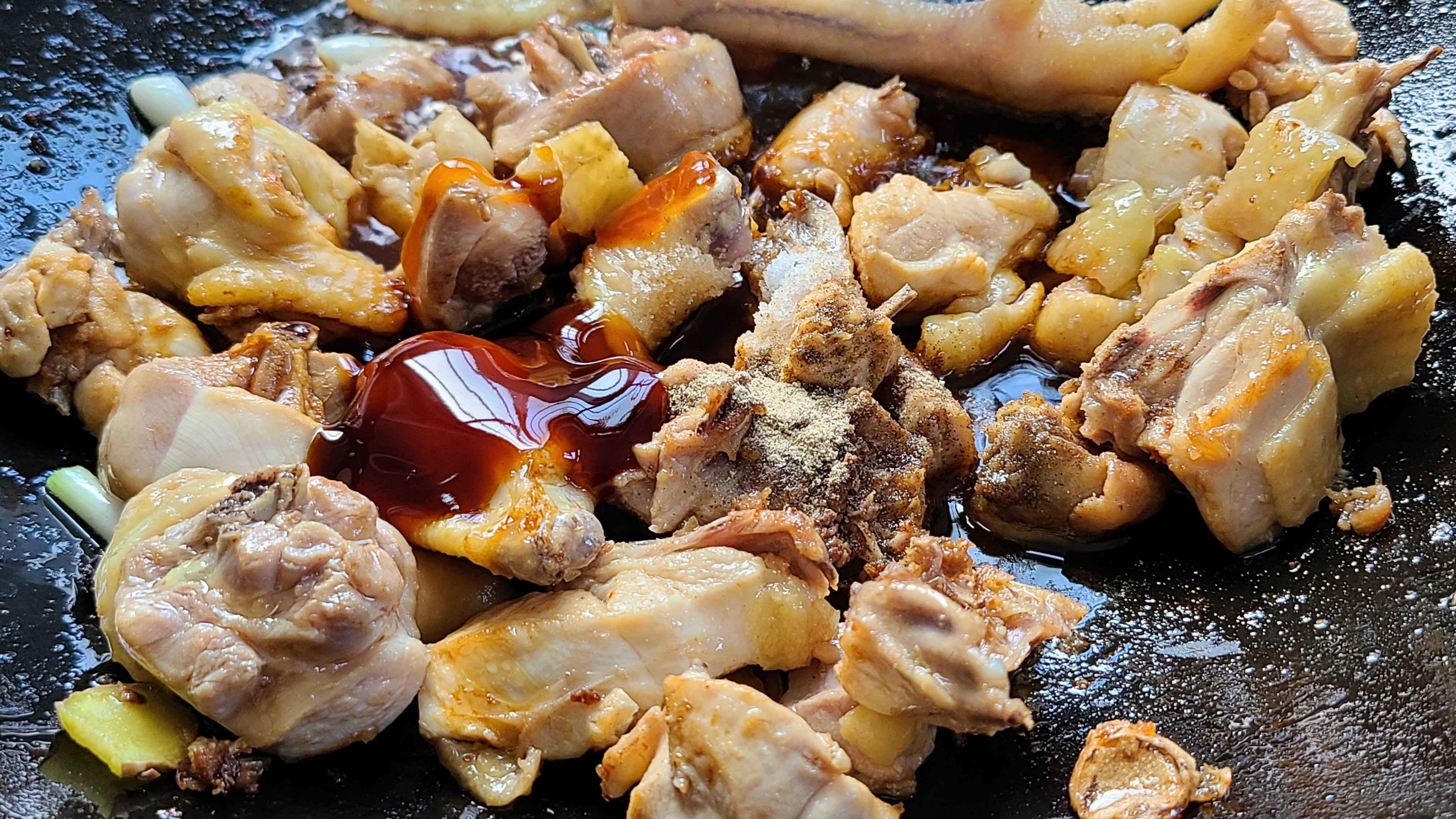 螃蟹燜雞的做法，香味濃郁，好吃下飯，看著肚子都餓了