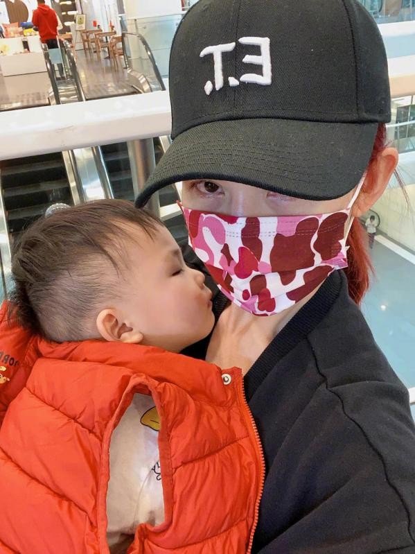 47岁蔡少芬近照憔悴，双眼布满红血丝耳朵褶皱，