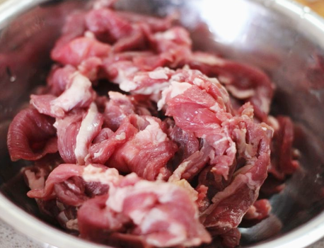 图片[4]-葱爆羊肉时 直接加淀粉是不对的 多加1个步骤 羊肉鲜嫩无膻味-起舞食谱网