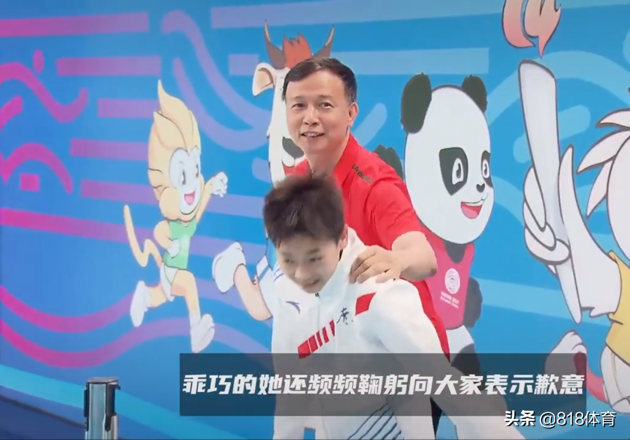 可爱!全红婵经过混采区被记者拉着采访,何教练赶紧薅衣领将她拽走