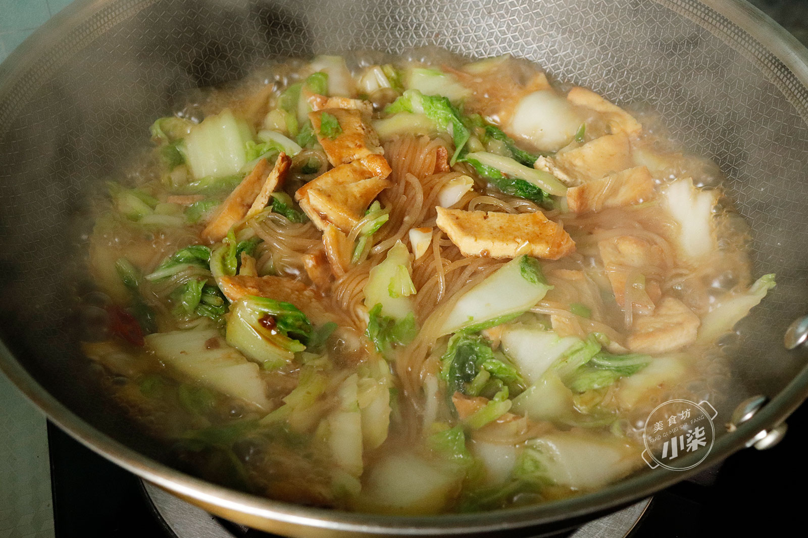 天冷，燉一鍋白菜粉條吃才過癮，吃完全身冒汗，好吃連湯汁也不剩