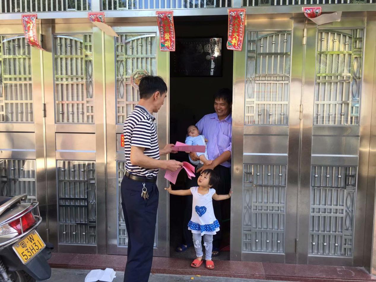罗定市罗城街道南区居委干部入户开展禁毒宣传