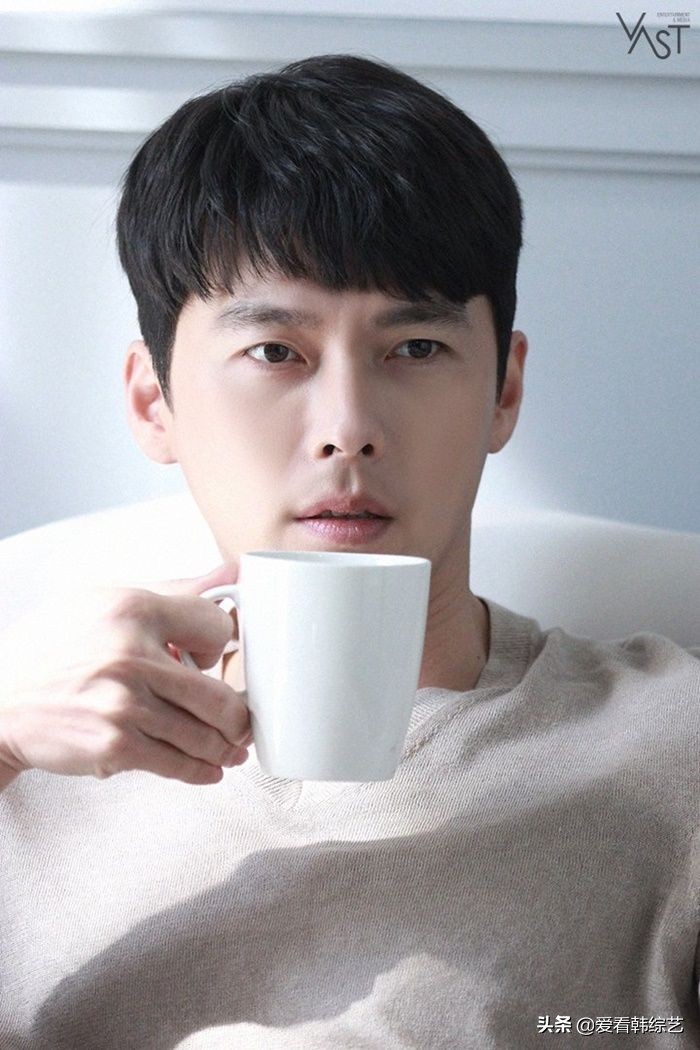 玄彬拍摄美容产品的幕后照片公开，眼神和微笑