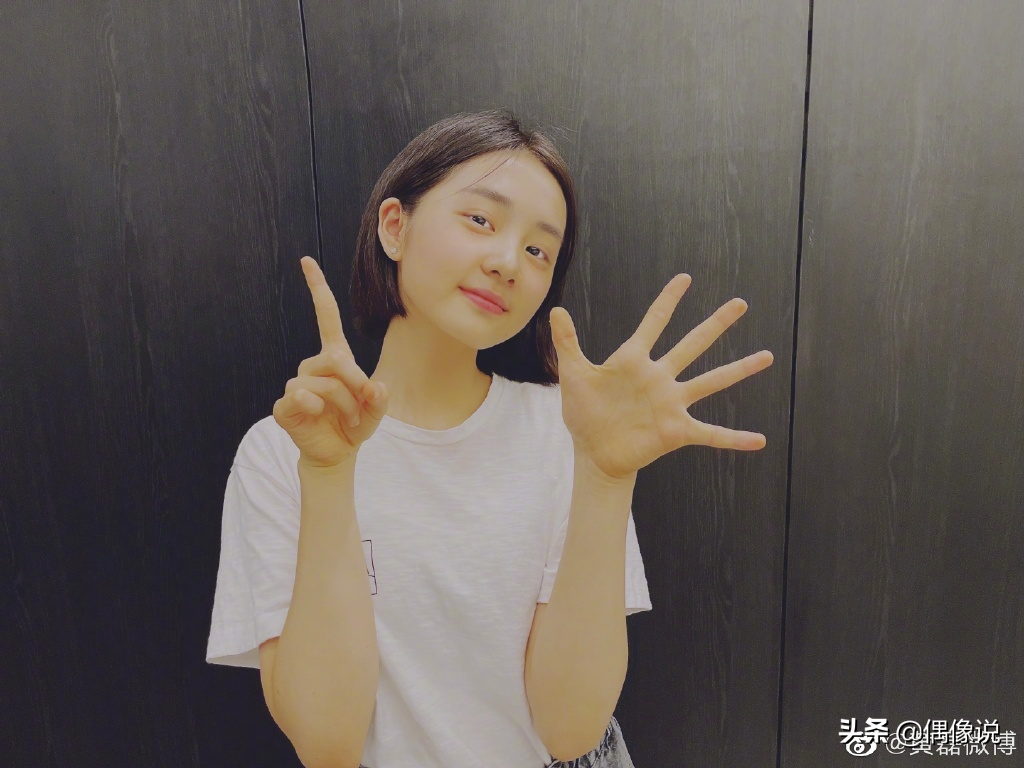 黃磊曬大女兒15歲慶生照！ 黃多多變三眼皮，和親弟弟長相差別大