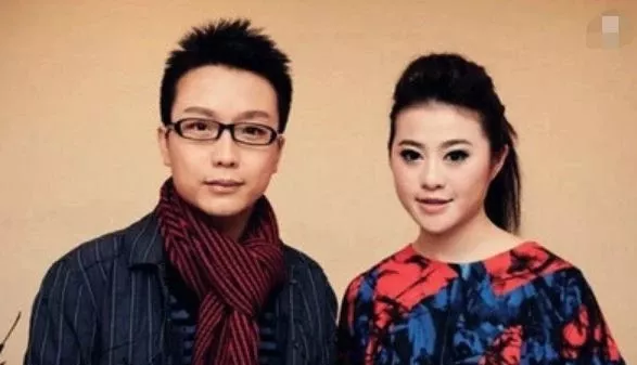 李玉刚终于舍得让妻子亮相,颜值自评,背景强