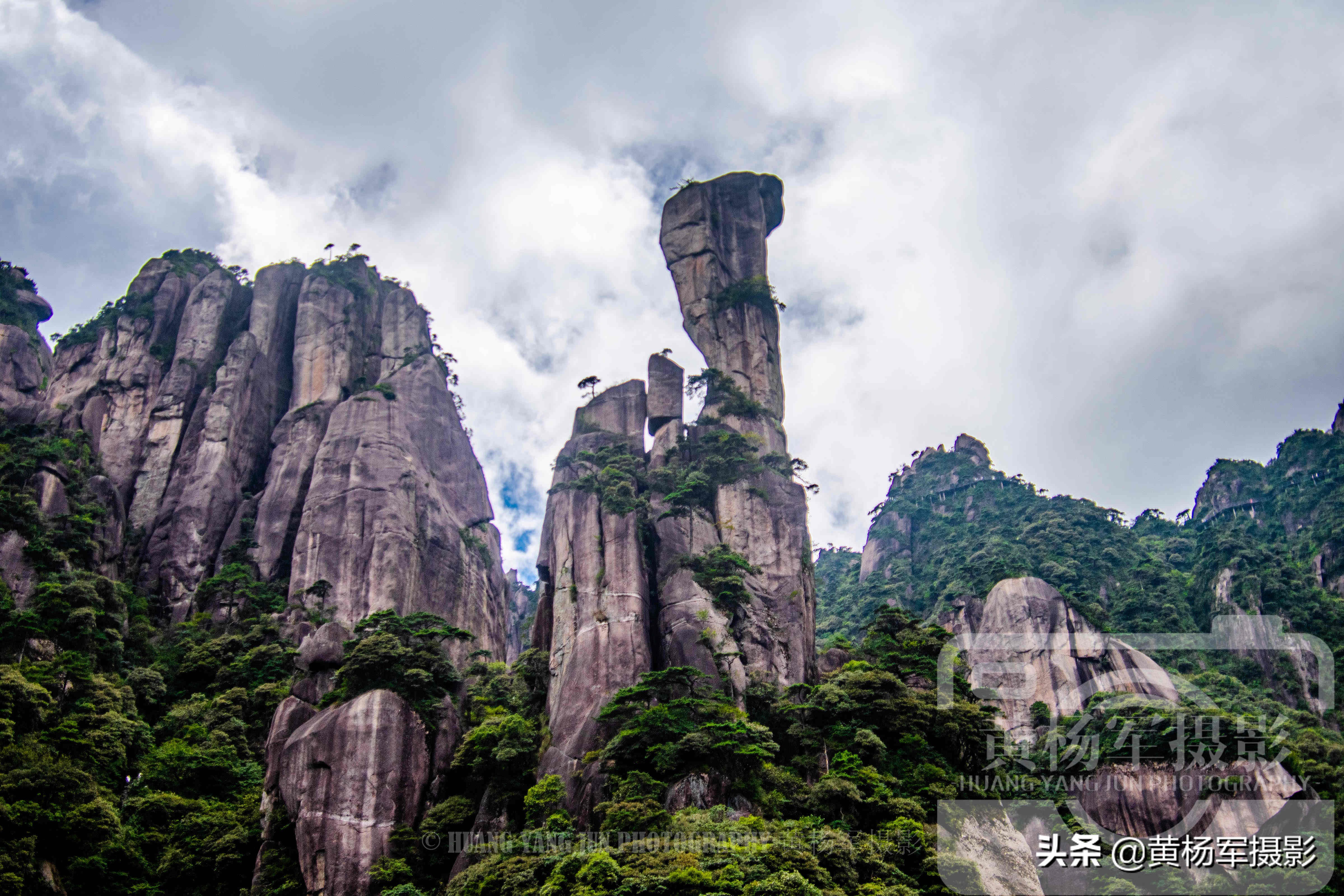 江西上饶三清山的秀美，被誉为中国第一仙山，险峻山石惟妙惟肖