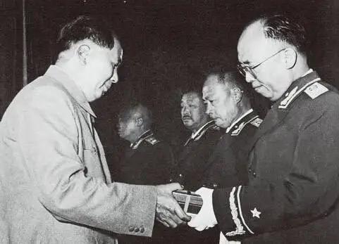 由粟裕让帅引发的1953年至1955年元帅授衔标准的改动