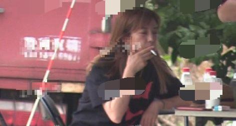 赵薇被拍到在停车场猛吸烟，吞云吐雾姿势熟练