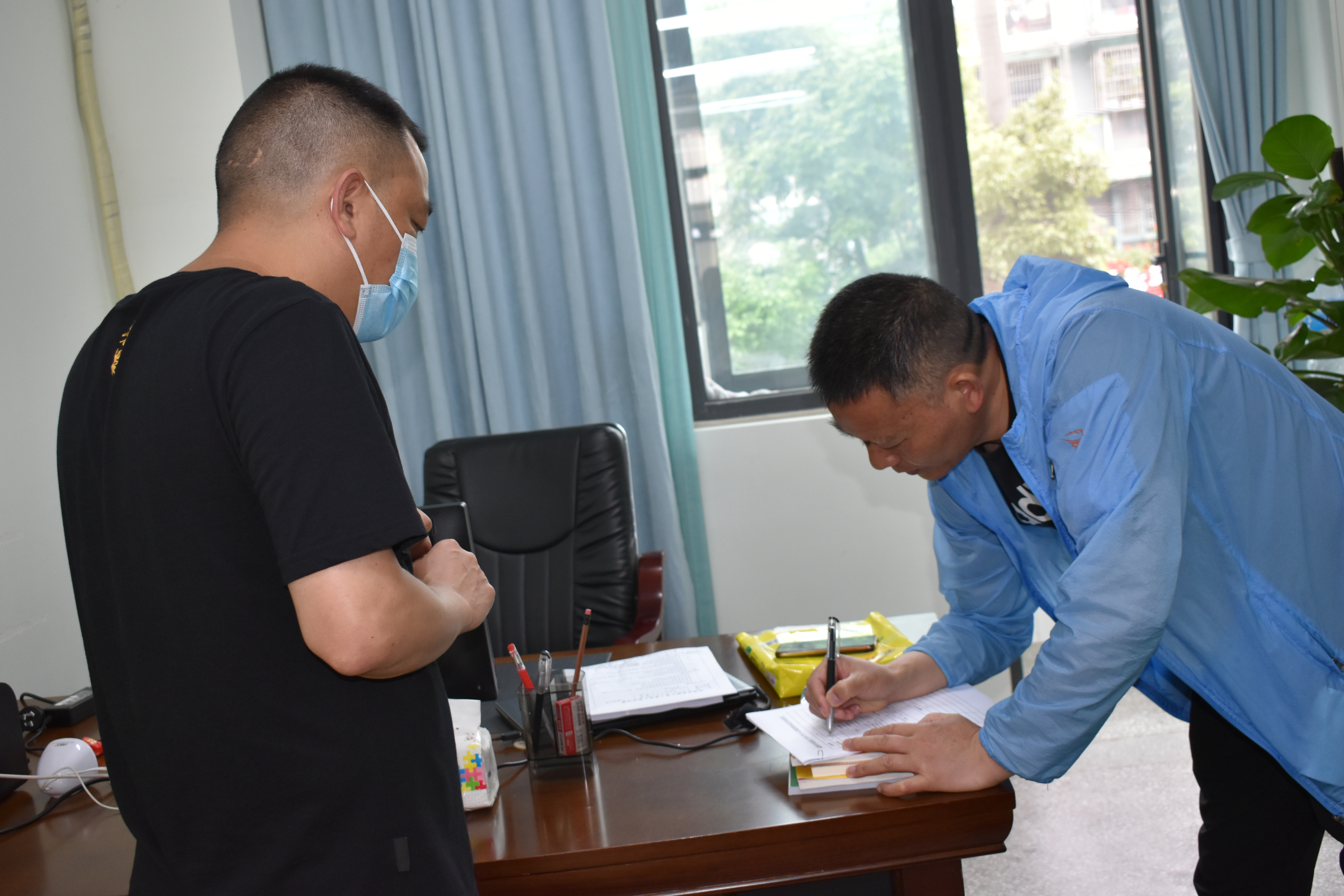 双流区水务局卢明刚科长一行视察验收实小东区节水型校园创建