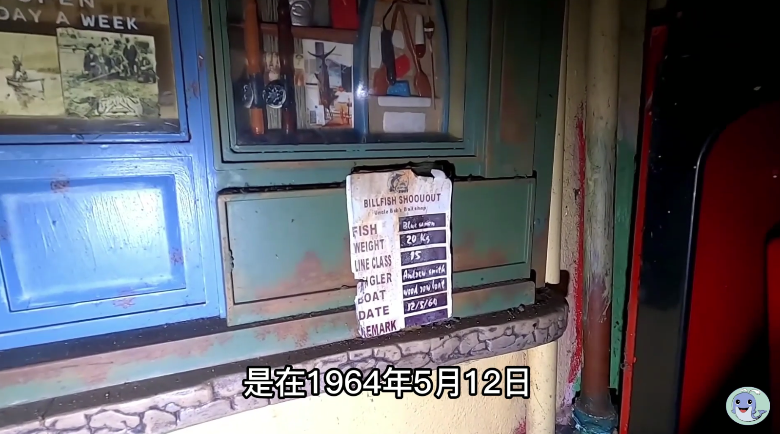这是一栋被主人遗弃的房屋，价值180万的汽车都不要了