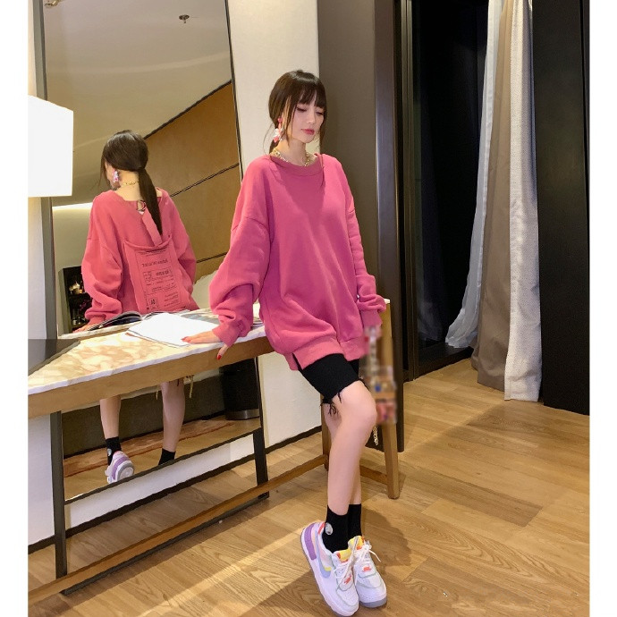 李小璐街拍真瘦，卫衣里套衬衫也不臃肿，看身