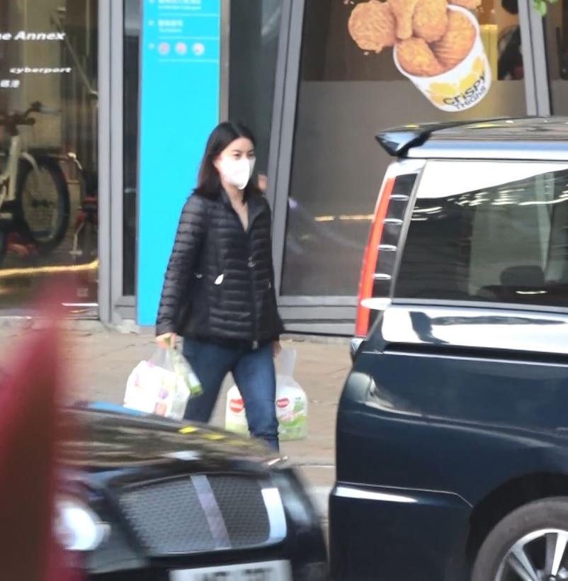 霍啟剛一家五口出遊，郭晶晶提三部滑板車，媽媽力Max