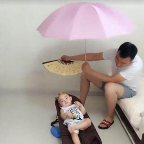 妈妈出门买菜，回家后看到爸爸独自带娃的画面，让妈妈笑翻了