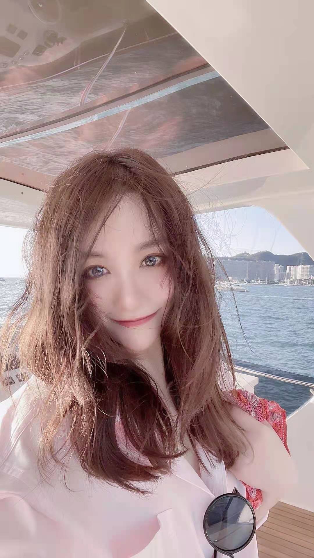 沈腾亲姐晒近照，巴掌脸配S曲线身材火辣，和弟弟同框像两代人？