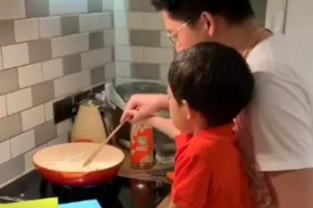 霍启刚晒一家七口晚餐，简朴得令人意外，与其