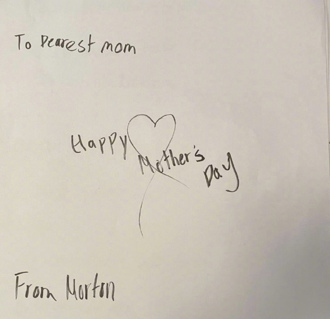 張智霖兒子母親節曬照，魔童攬媽媽臂膀顯男友力，身高赶超袁詠儀