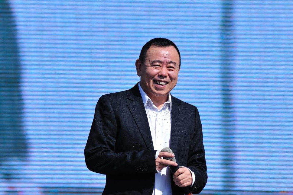 63岁潘长江现身小县城，场下座无虚席，观众为见其爬树太热情