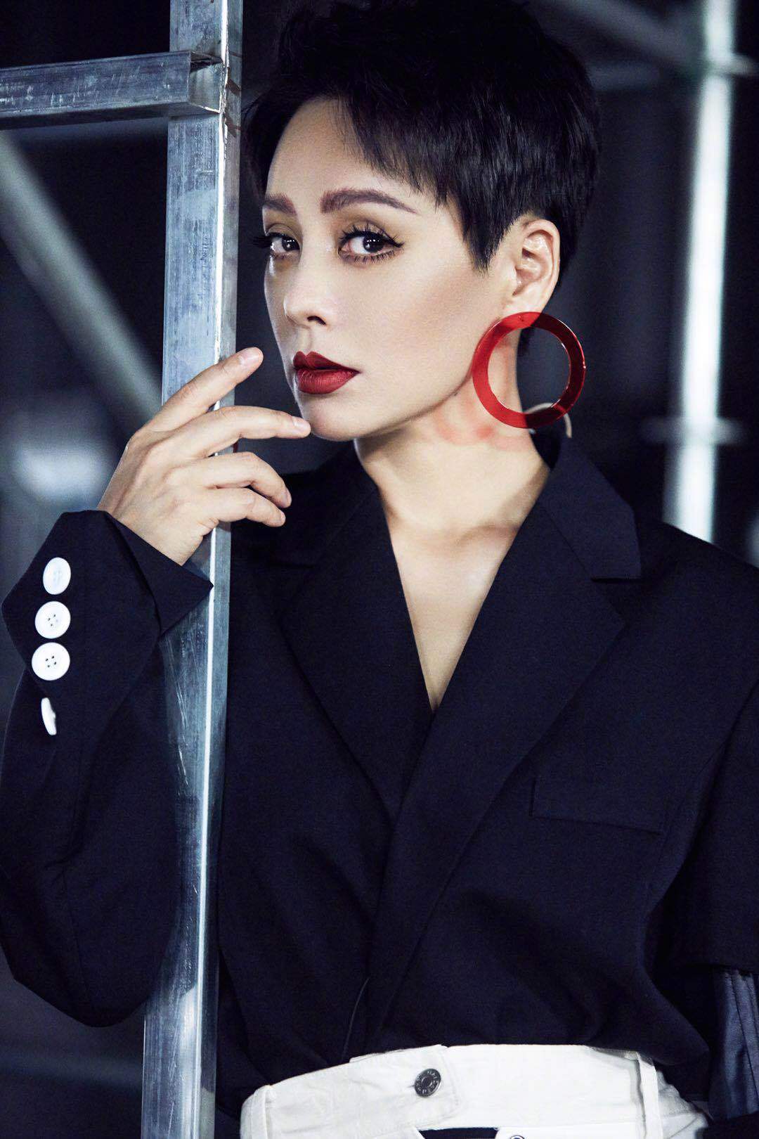 曾经阳光灿烂，如今乘风破浪，年近50的宁静，始终没成为一线女星