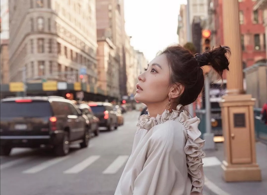 46岁贾静雯美丽依旧，放下爱恨与计较，如今的她活得令所有人羡慕