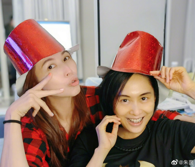 朱茵蔡少芬搞怪五连拍，素颜怼镜状态满分，堪称不老女神代名词