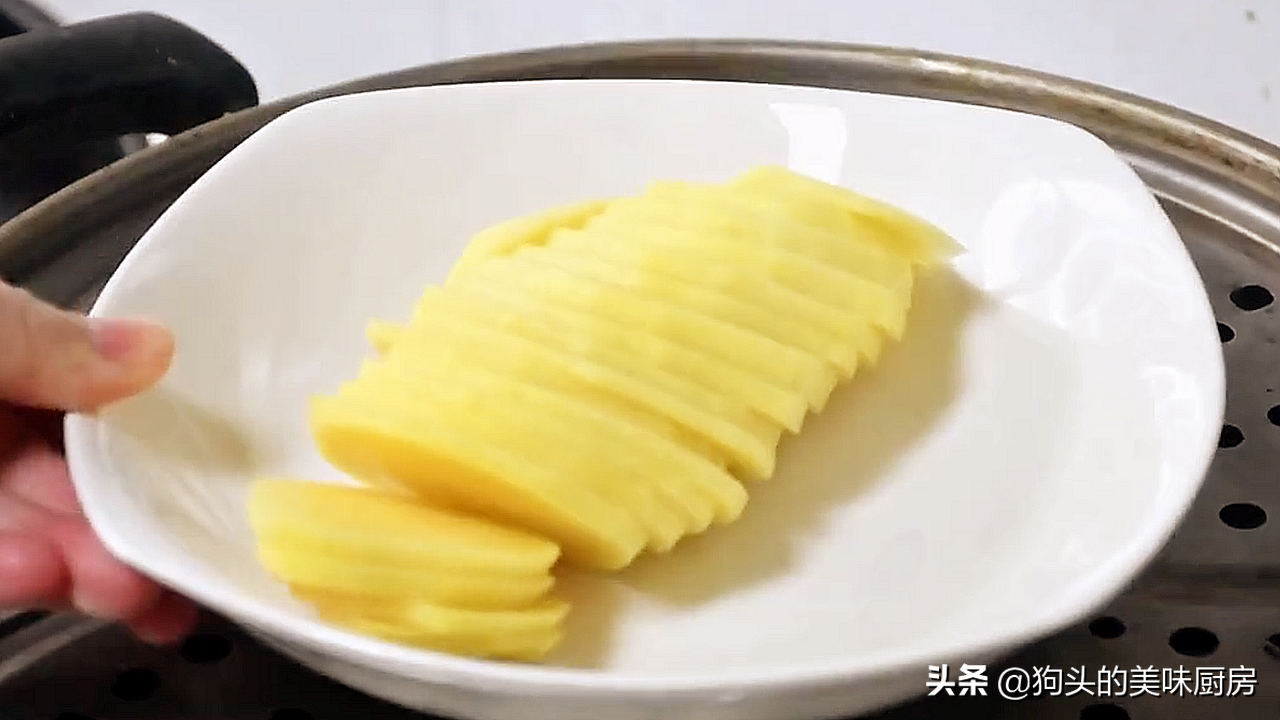 土豆不要炒著吃了，教你一個新吃法，簡單美味，上桌全家都愛吃