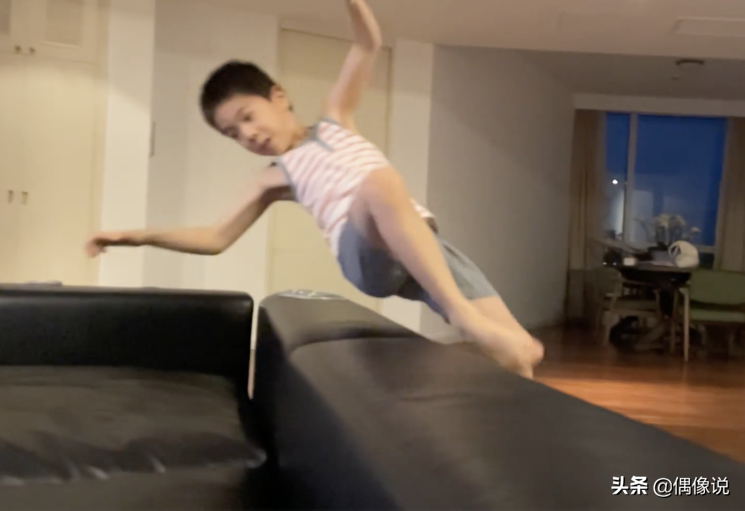 杜江7岁儿子嗯哼看奥运会很激动，在家练习跳高，姿势标准有潜力