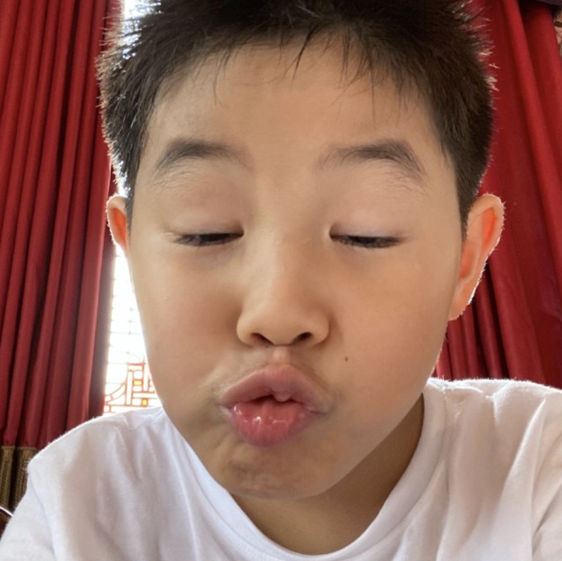 1年级开学！小鱼儿身高暴涨瘦成小帅哥，对妈妈胡可搞怪显开心