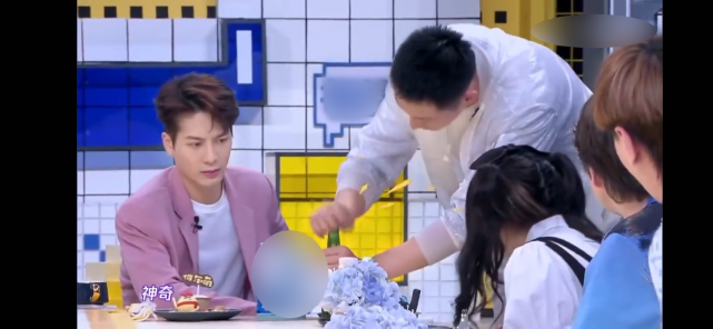 黄景瑜街头撸串，喝醉酒后对身旁男友人搂腰勾脖放飞自我