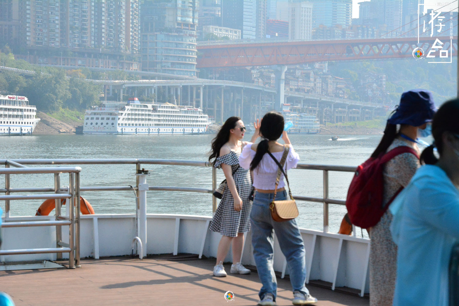 低配版重庆两江游，5元一客的水上巴士，从朝天门到弹子石