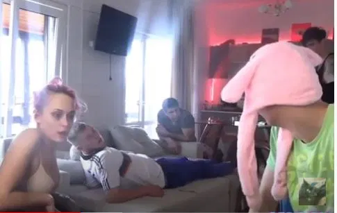 丧心病狂！俄网红直播活活冻死怀孕女友，观众却在叫好打赏？