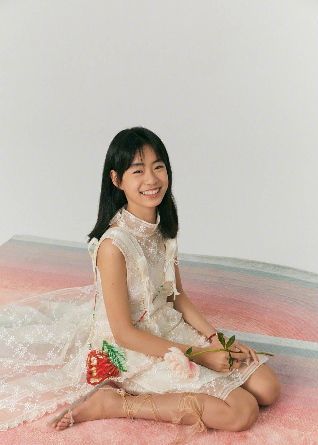 佟大为13岁女儿惊艳亮相，穿蕾丝裙颜值颇高，获赞迷你版王祖贤