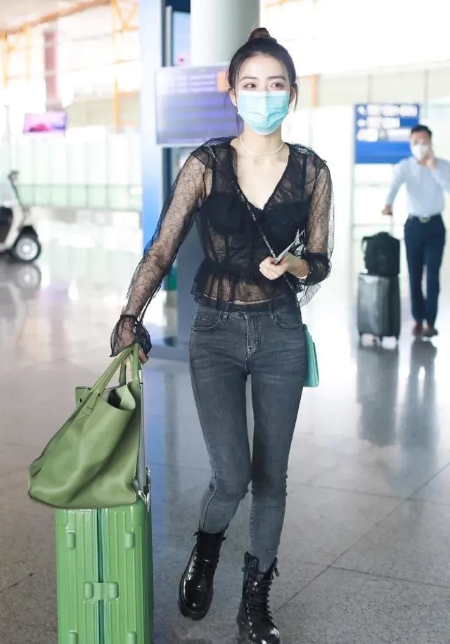 与张铭恩分手后放飞自我？徐璐穿透视装太惹眼