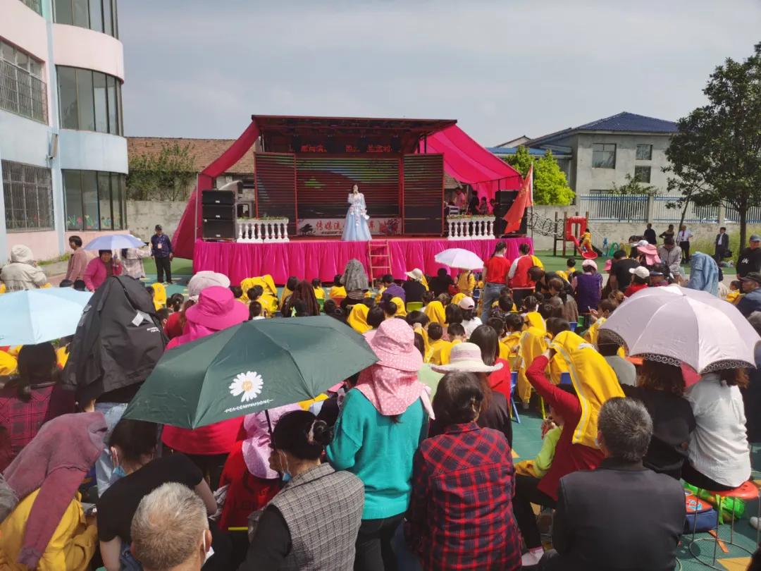 監利市曲藝家協會走進天育幼兒園慰問演出