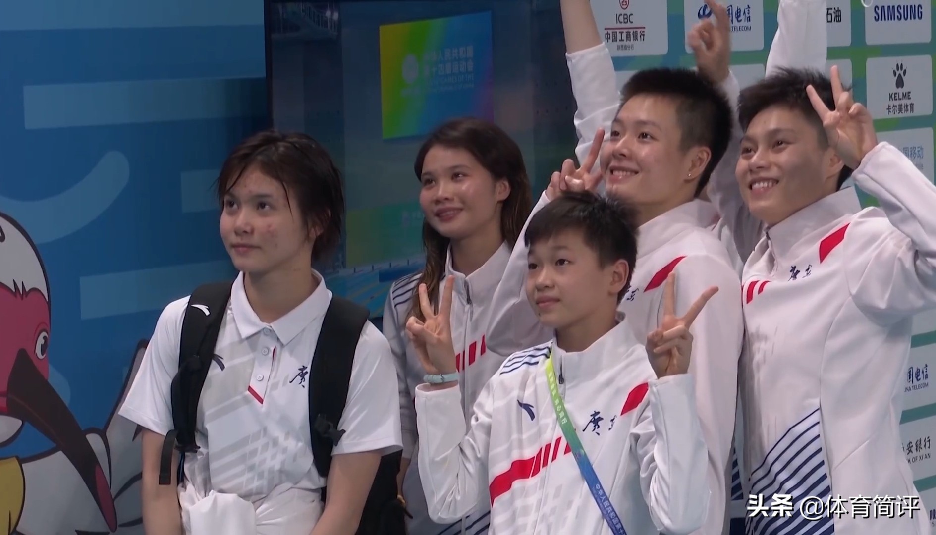 好样的！全红婵因不忍心看到志愿者下蹲难受，主动要求拿话筒