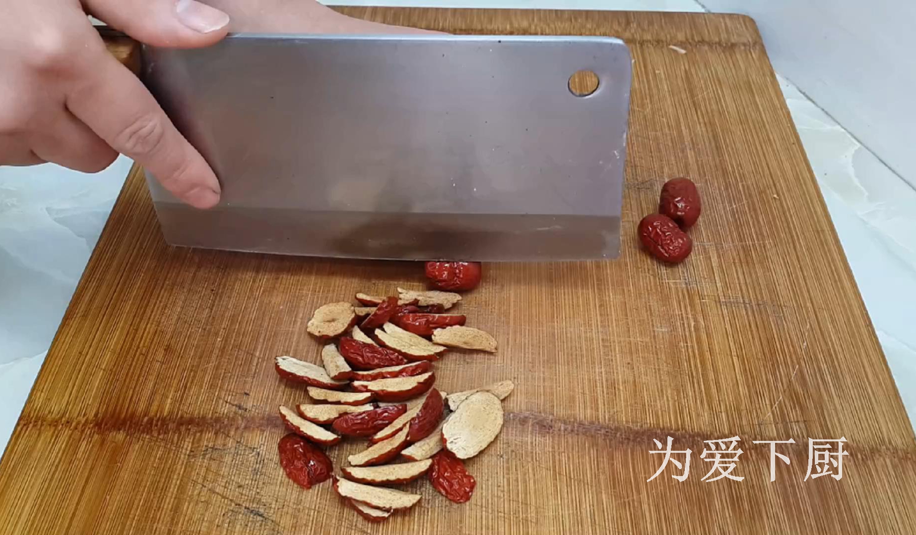 發糕別直接蒸著吃了，加2個蘋果，鬆軟香甜，保證孩子愛吃不挑食