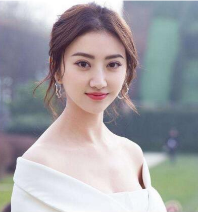 当“资源咖”却被嘲讽，如今降级口碑翻盘，景甜与她的传奇15年