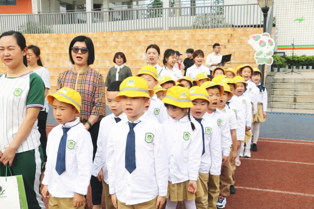 「百花快讯」看!双流区实验小学外国语学校校园惊现小黄帽