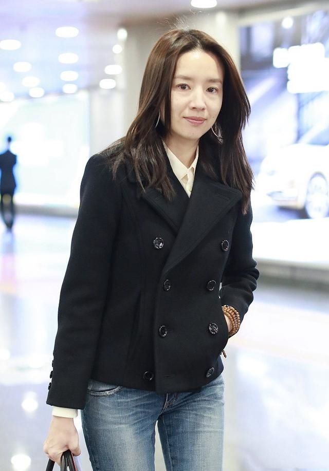 董洁早起做饭，素颜眼窝深陷皱纹横生，41岁的脸