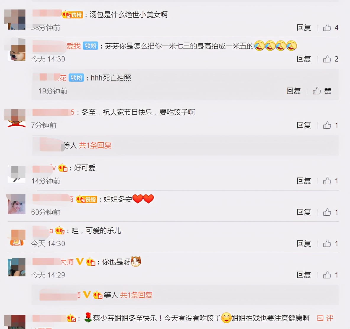 蔡少芬带娃出游，与两女儿开心喂斑马，乐儿长成mini版张晋