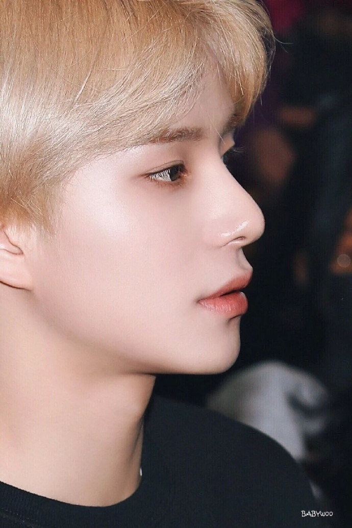 说到侧脸漂亮的男爱豆时,最先想起的爱豆,nct成员金廷祐