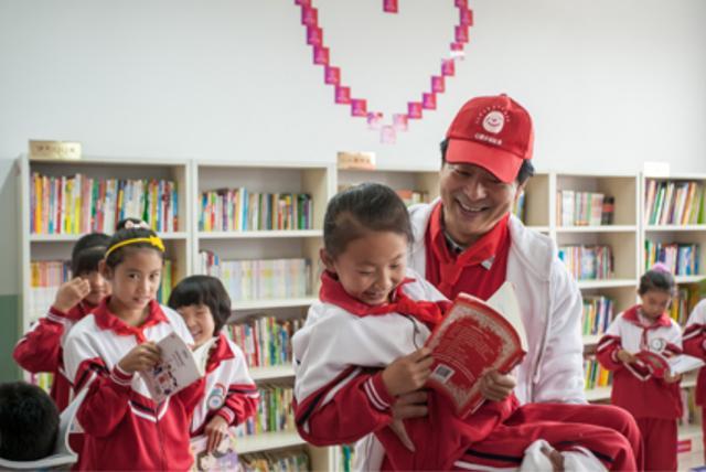 67岁老艺术家濮存昕，驼着背为学生讲课！女儿结