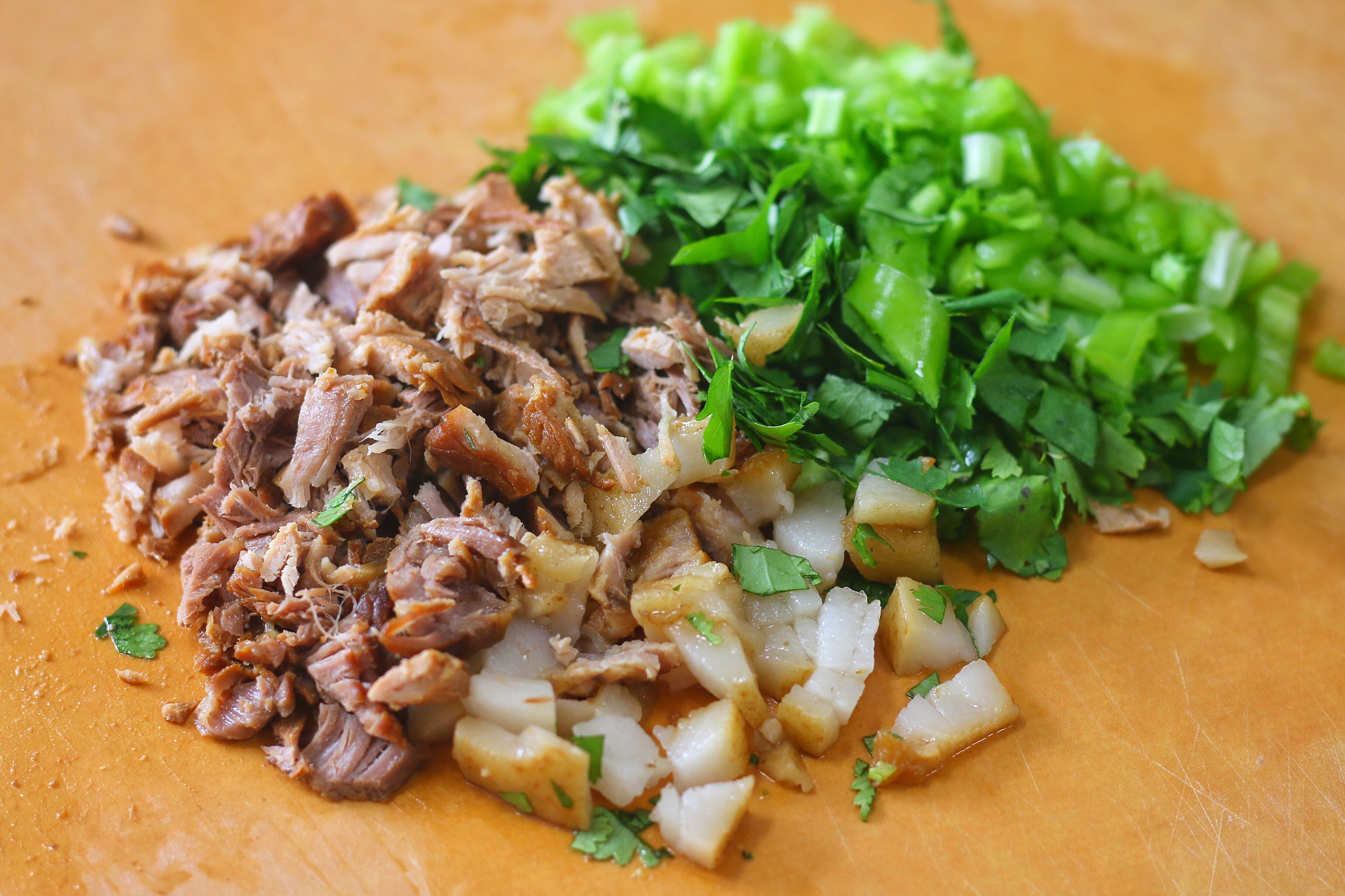 猪肉降到9块，烙几个火烧，卤1锅肉，剁碎一夹，太香了